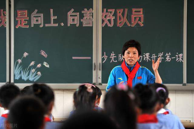 周迅 饰 方兰 《明月几时有》周迅、吴镇宇、祖峰领衔主演，孙睿主演，周可执导的电影《保持沉默》于8月9日在全国范围内开启了超前放映会活动